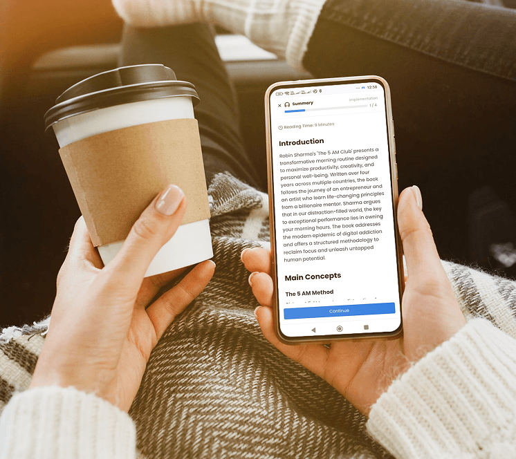 אישה מחזיקה טלפון המציג את האפליקציה